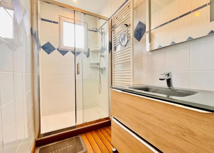 Spacious House In Near The Beaches *